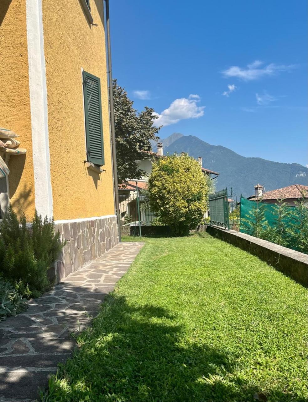 Casa Gialla Джера Ларио Екстериор снимка